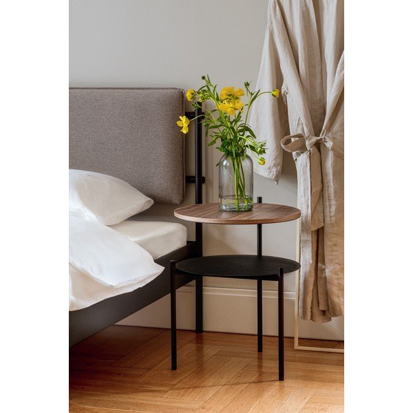 Černý/v tmavě přírodní barvě noční stolek s deskou v dekoru ořechového dřeva Tu – noo.ma-image-4