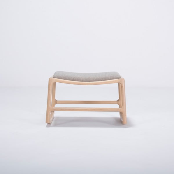Podnožka s konstrukcí z dubového dřeva s šedým textilním sedákem Gazzda Dedo