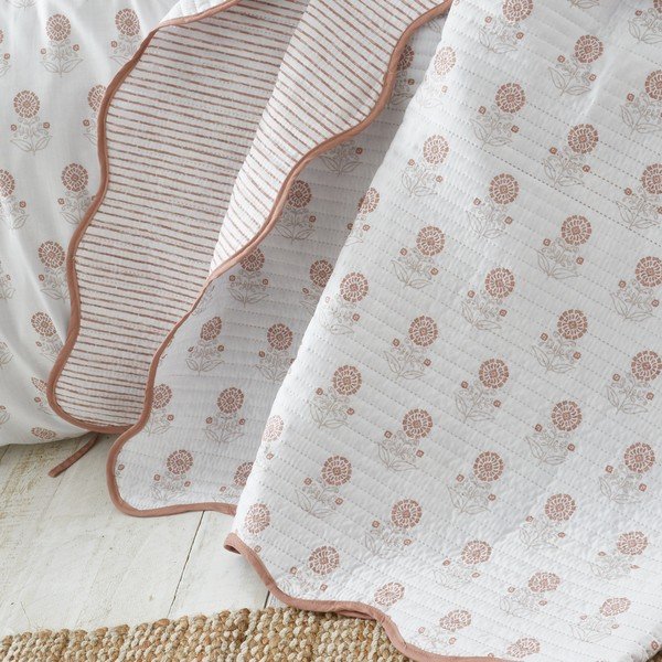 Bílý prošívaný přehoz 220x230 cm Woodblock Floral – Pineapple Elephant-image-1