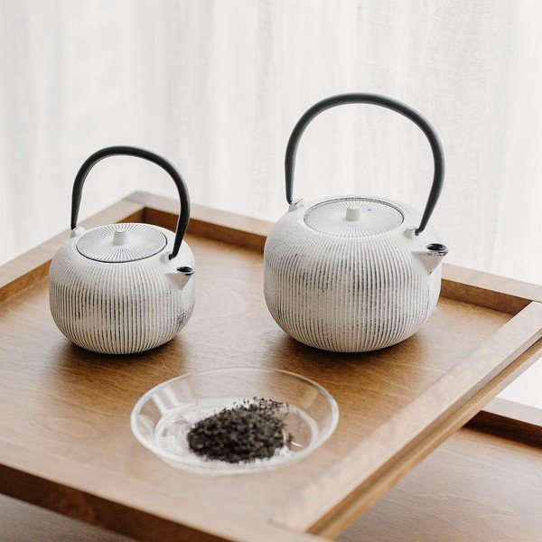 Černobílá konvice na čaj z litiny se sítkem 350 ml Sencha – S|P Collection-image-3