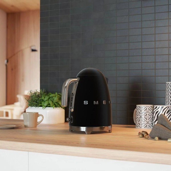Černá rychlovarná konvice z nerezové oceli 1,7 l Retro Style – SMEG-image-3