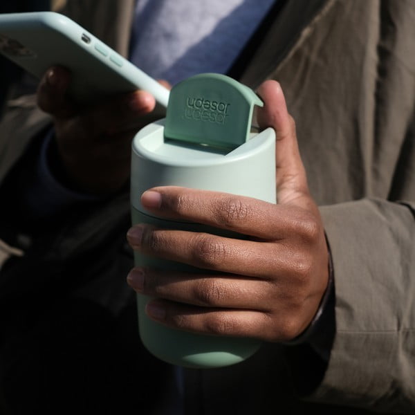 Cestovní hrnek v mentolové barvě 340 ml Sipp – Joseph Joseph-image-3