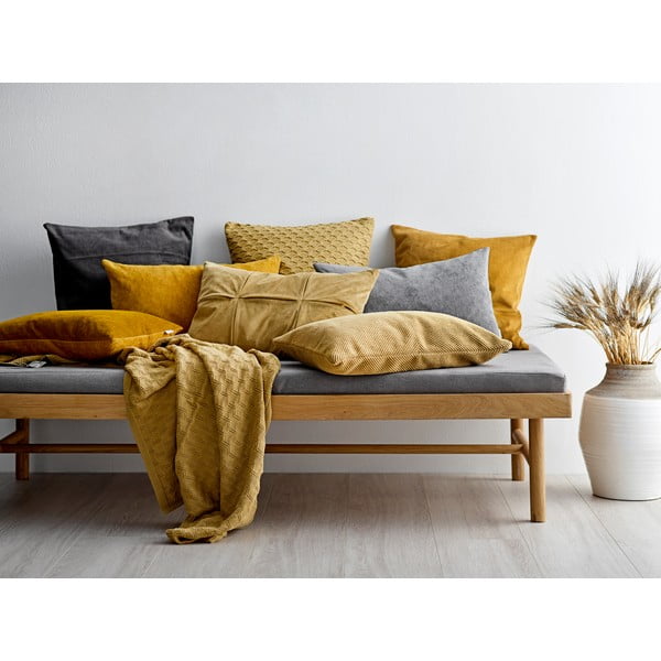 Žlutý polštář s vysokým podílem bavlny Södahl Klara, 40 x 60 cm-image-1