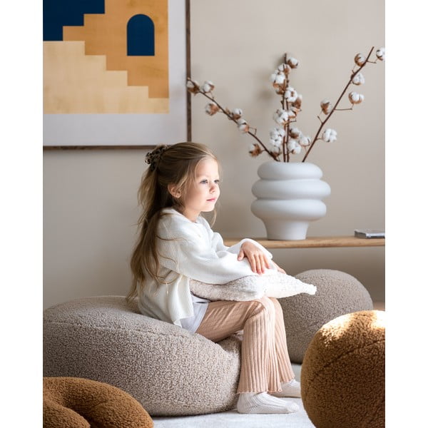 Světle hnědý dětský sedací vak z textilie bouclé Round – Wigiwama-image-1