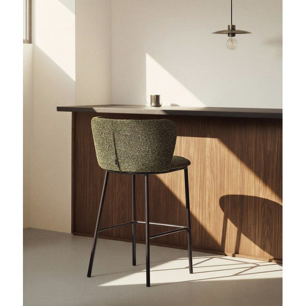 Tmavě zelená čalouněná barová židle (výška sedáku 75 cm) Ciselia – Kave Home-image-2