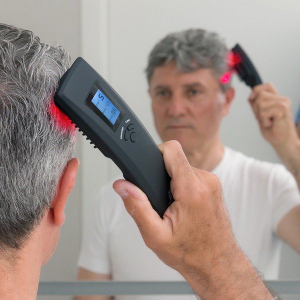 Černý masážní kartáč na vlasy s laserem InnovaGoods Hair Force One