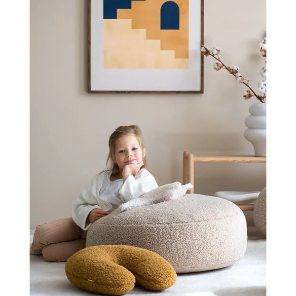 Hnědý dětský pohovkový polštář z textilie bouclé U – Wigiwama-image-2
