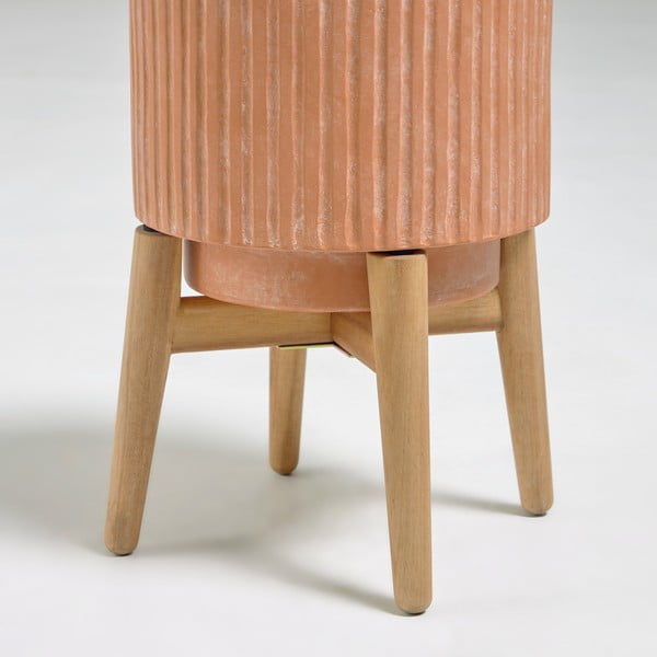 Terakotový květináč na dřevěném podstavci Kave Home Suba, výška 32 cm-image-1