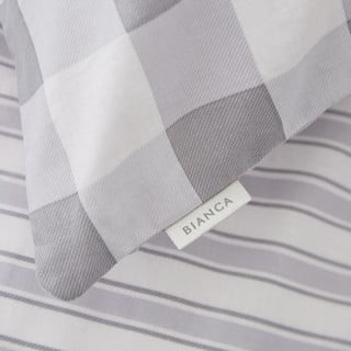 Šedo-bílé bavlněné prostěradlo Bianca Check and Stripe, 135 x 190 cm