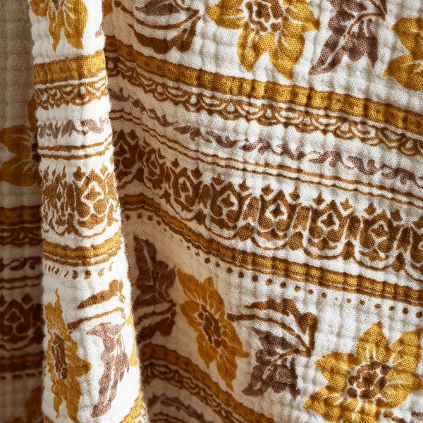 Okrově žluto-bílý bavlněný přehoz na jednolůžko 130x170 cm Ines Floral Matelassé – Pineapple Elephant-image-1