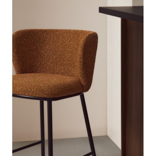 Čalouněná barová židle v terakotové barvě (výška sedáku 65 cm) Ciselia – Kave Home-image-2