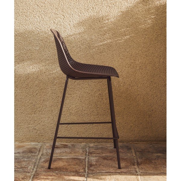 Hnědá kovová/plastová zahradní barová židle Quinby – Kave Home-image-1