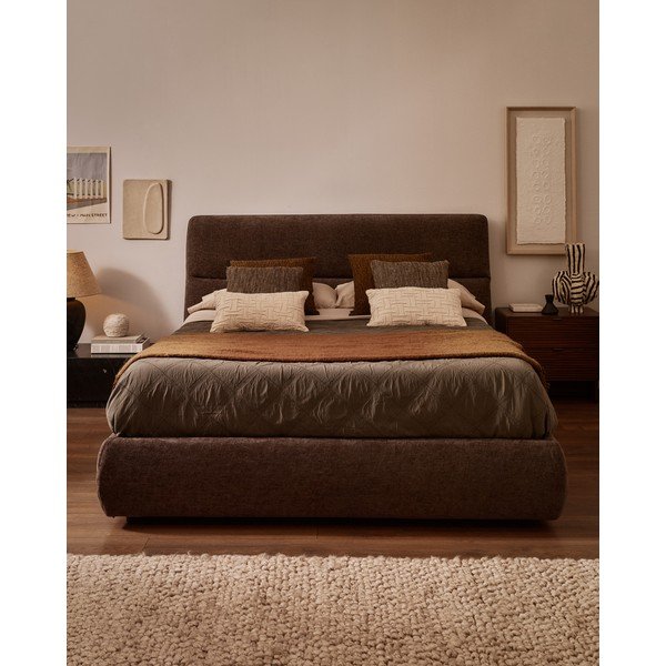 Tmavě hnědá čalouněná dvoulůžková postel z žinylky s úložným prostorem s roštem 180x200 cm Dafra – Kave Home-image-1