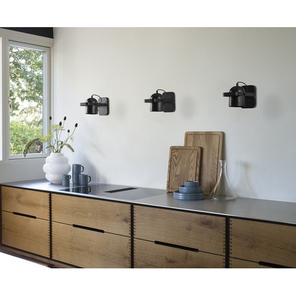Černé kovové nástěnné svítidlo s ohybatelnou konstrukcí do zásuvky Nesvik – Villa Collection-image-3