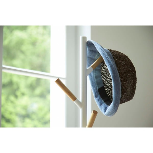 Bílý stojací věšák s detaily z bukového dřeva YAMAZAKI Plain Pole Hanger-image-3