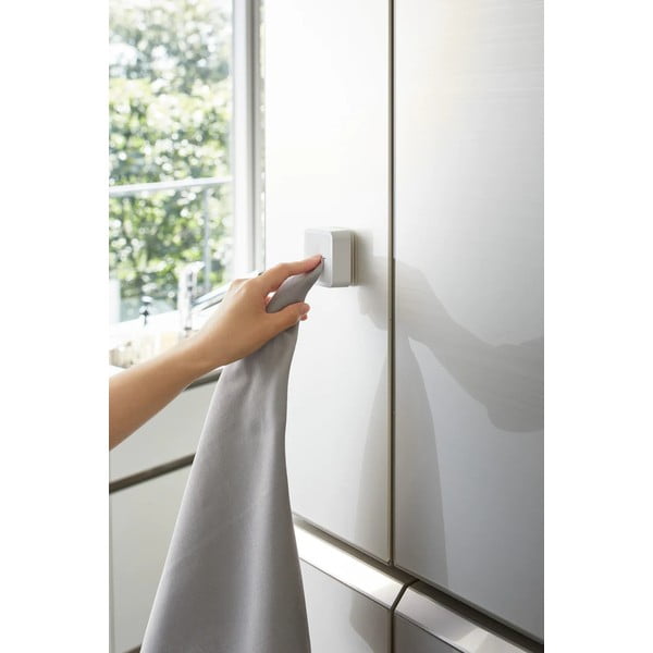 Bílý samodržící plastový držák na kuchyňské utěrky Film Hook – YAMAZAKI-image-3