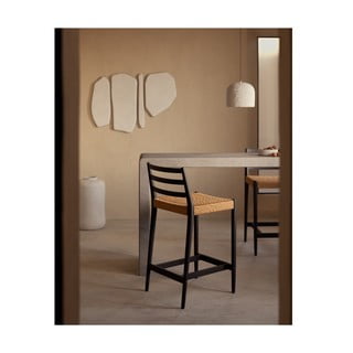 Černá/v přírodní barvě barová židle z dubového dřeva (výška sedáku 70 cm) Analy – Kave Home