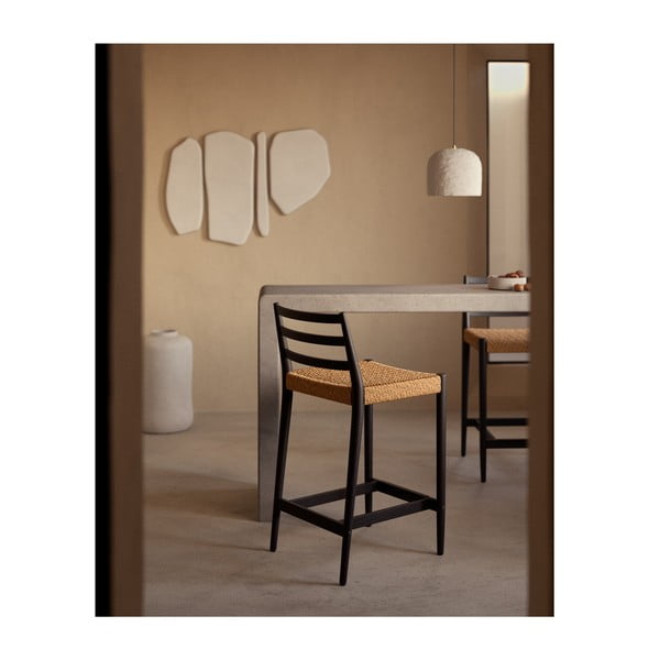 Černá/v přírodní barvě barová židle z dubového dřeva (výška sedáku 70 cm) Analy – Kave Home-image-1