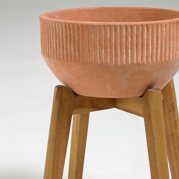 Terakotový květináč na dřevěném stojanu Kave Home Suba, výška 40 cm-image-1