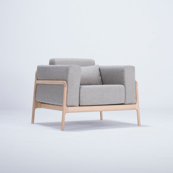 Křeslo s konstrukcí z dubového dřeva s šedým textilním sedákem Gazzda Fawn