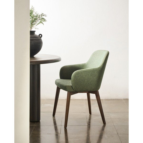 Tmavě zelené čalouněné jídelní křeslo s područkami Nelida – Kave Home-image-1