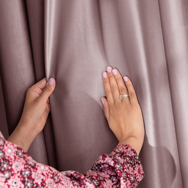 Světle hnědý sametový dimout závěs 140x270 cm Eyelets – Restilo-image-3