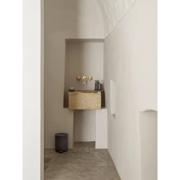 Šedý dávkovač mýdla z polyresinu 300 ml Kua – Blomus-image-3