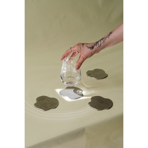 Kovové podtácky v sadě 4 ks ve stříbrné barvě Plama – noo.ma-image-3