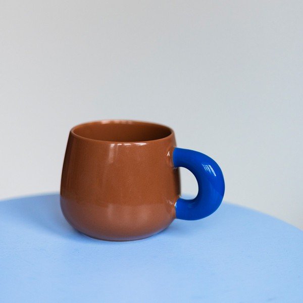 Tmavě hnědý hrnek z kostního porcelánu 470 ml Coco – ONA-image-1