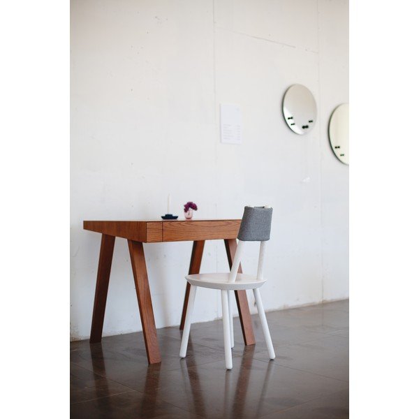 Hnědý stůl s nohami z jasanového dřeva EMKO 4.9, 80 x 70 cm-image-1