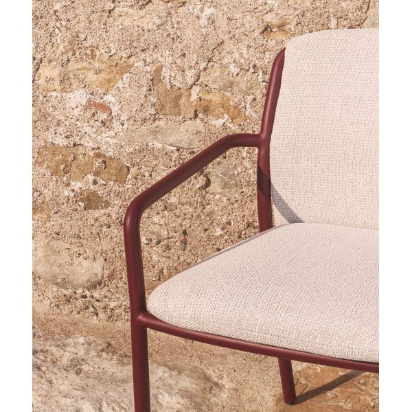 Vínová polstrovaná zahradní židle Linosa – Kave Home-image-2