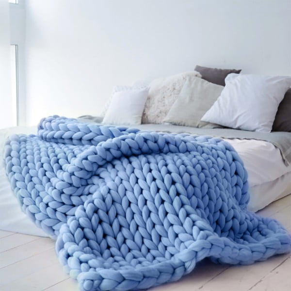 Modrá ručně pletená deka z merino vlny Concepttual Chunky, 125 x 130 cm