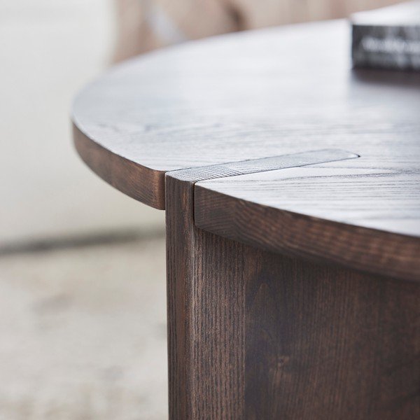 Kulatý konferenční stolek z jasanového dřeva v tmavě přírodní barvě ø 65 cm Oy – OYOY Living Design-image-3