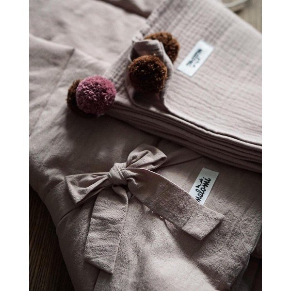 Koňakově hnědá mušelínová dětská deka 100x140 cm Pompon – Malomi Kids-image-1