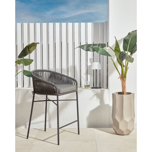 Černá kovová/polstrovaná zahradní barová židle Yanet – Kave Home-image-1