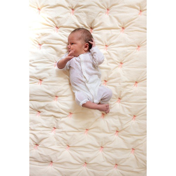 Světle žlutá/růžová prošívaná dětská deka z Bio bavlny 90x120 cm Bows – Cam Cam Copenhagen-image-1