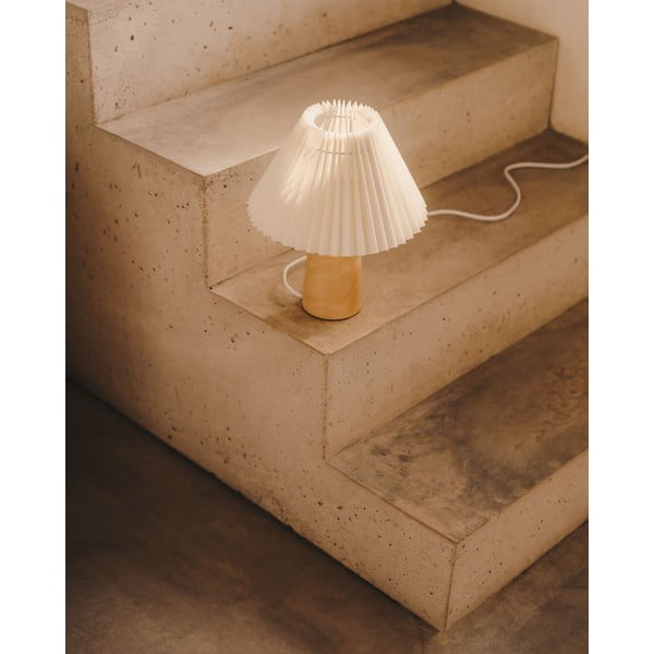 Béžová/v přírodní barvě stolní lampa z kaučukového dřeva s textilním stínidlem (výška 33 cm) Benicarlo – Kave Home-image-1