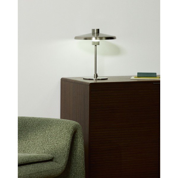 Stolní lampa ve stříbrné barvě s kovovým stínidlem (výška 32,5 cm) Nuvira – Kave Home-image-1