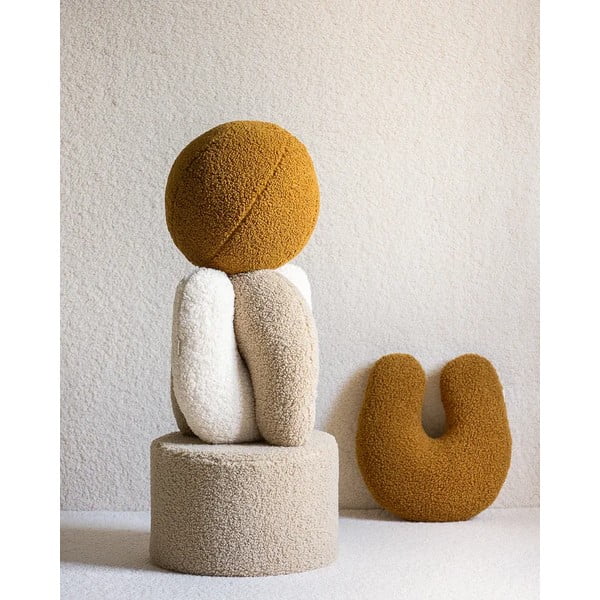 Hnědý dětský pohovkový polštář z textilie bouclé Ball – Wigiwama-image-4