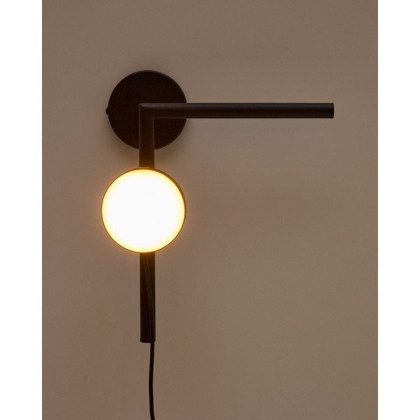 Černé kovové LED stmívatelné nástěnné svítidlo do zásuvky Orey – Kave Home-image-3