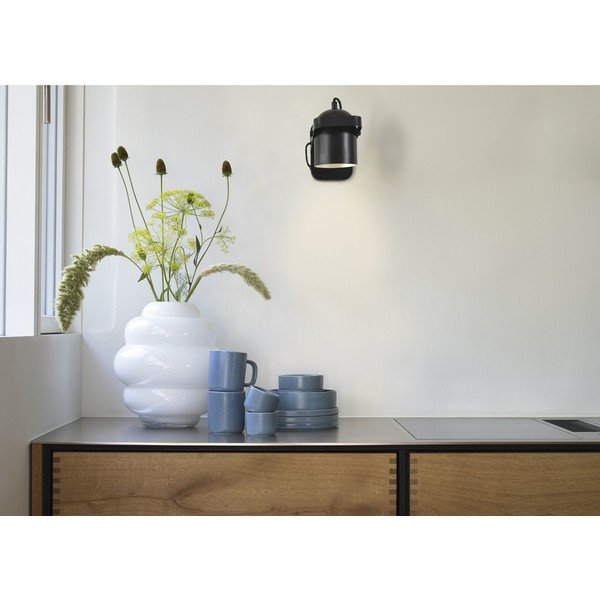 Černé kovové nástěnné svítidlo s ohybatelnou konstrukcí do zásuvky Nesvik – Villa Collection-image-2