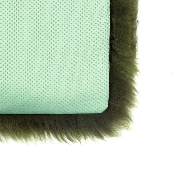 Tmavě zelený podsedák z ovčí kožešiny na jídelní židli Royal Dream Zealand, 40 x 40 cm-image-1