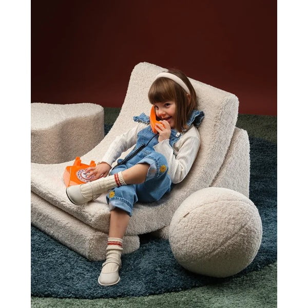 Krémový dětský pohovkový polštář z textilie bouclé Ball – Wigiwama-image-1