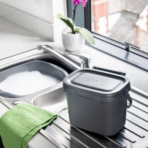 Černá nádoba na kompostovatelný odpad s víkem Addis, 24,5 x 18,5 x 19 cm-image-3