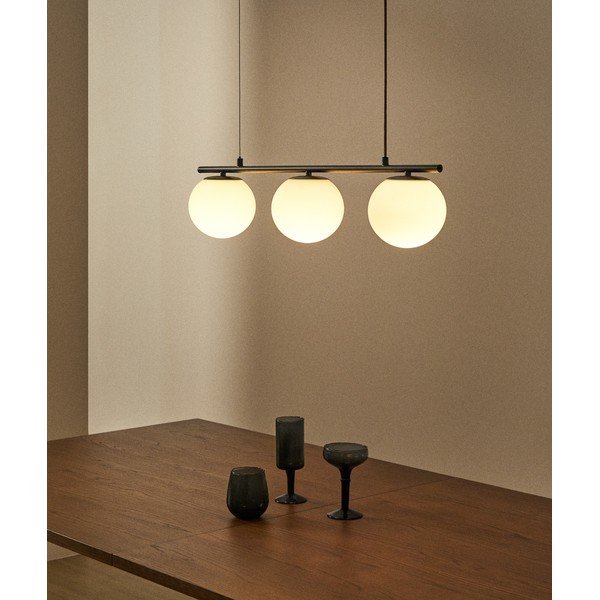 Bílé/černé kovové závěsné svítidlo se skleněným stínidlem Brisia – Kave Home-image-1