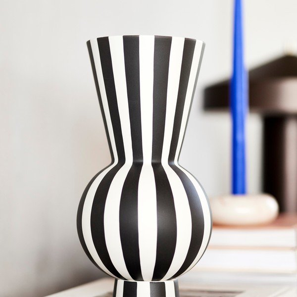 Bílá/černá ručně vyrobená váza z kameniny (výška 28 cm) Toppu – OYOY Living Design-image-1
