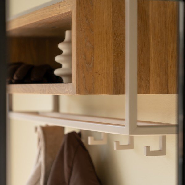 Nástěnný věšák z dubového dřeva v přírodní barvě/taupe s poličkou 78 cm School – Spinder Design-image-2