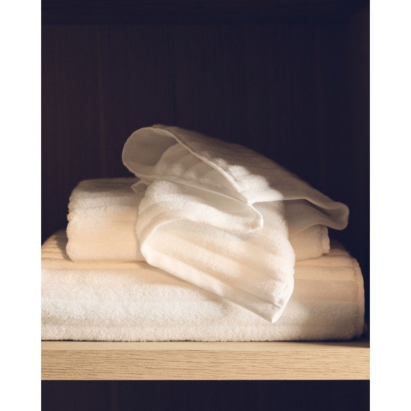 Bílá froté bavlněná osuška 70x140 cm Navira – Kave Home-image-1