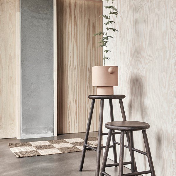 Barová stolička z jasanového dřeva v tmavě přírodní barvě (výška sedáku 65 cm) Moto – OYOY Living Design-image-1