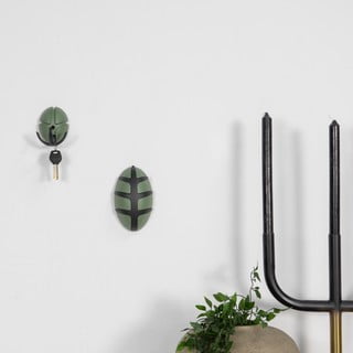 Tmavě zelený nástěnný háček Bug – Spinder Design
